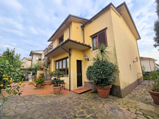 Villa di ampia superficie divisa in due appartamenti con annessi giardino e piscina in vendita a Pistoia