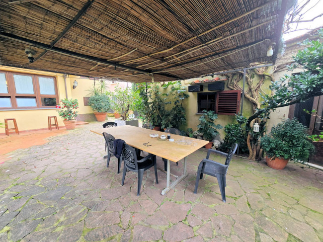 Villa di ampia superficie divisa in due appartamenti con annessi giardino e piscina in vendita a Pistoia