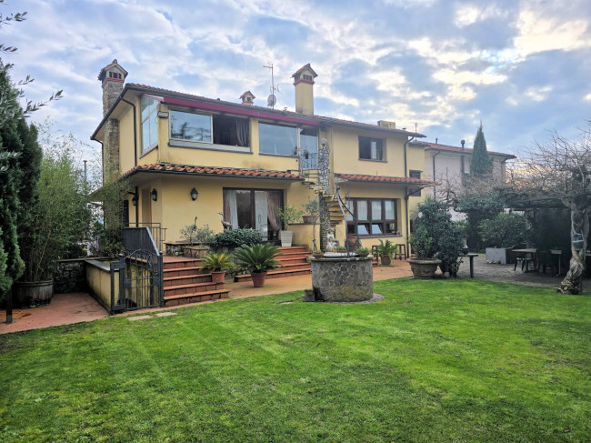 Villa di ampia superficie divisa in due appartamenti con annessi giardino e piscina in vendita a Pistoia
