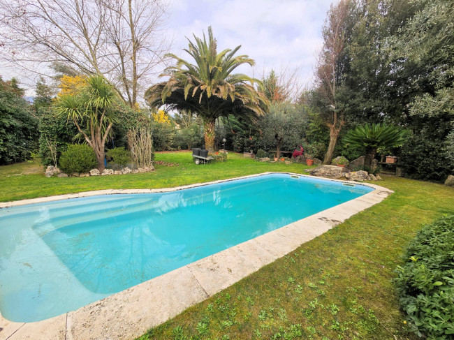 Villa di ampia superficie divisa in due appartamenti con annessi giardino e piscina in vendita a Pistoia