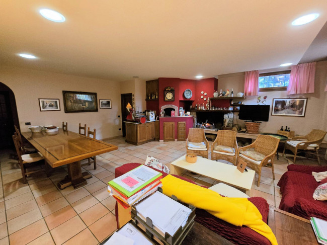 Villa di ampia superficie divisa in due appartamenti con annessi giardino e piscina in vendita a Pistoia