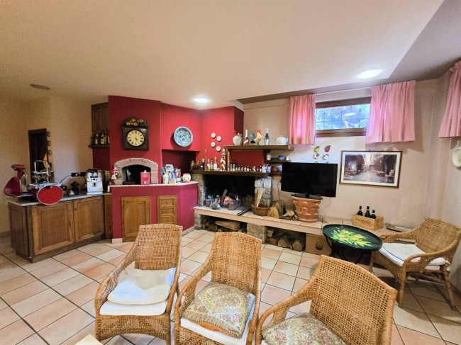 Villa di ampia superficie divisa in due appartamenti con annessi giardino e piscina in vendita a Pistoia