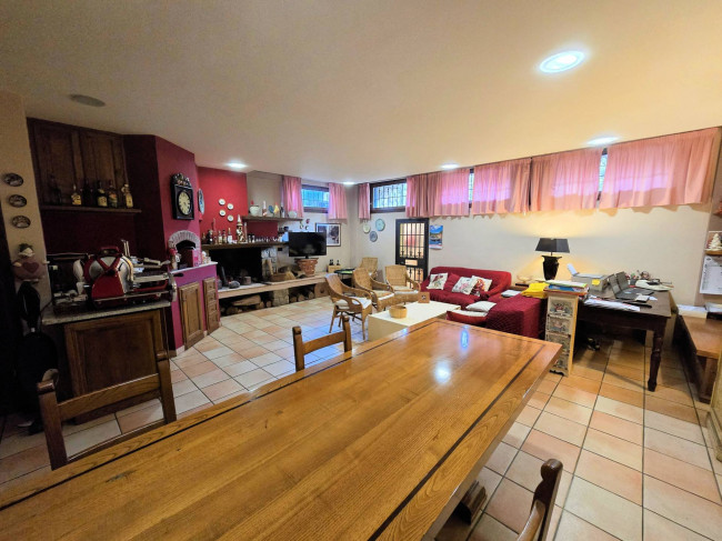 Villa di ampia superficie divisa in due appartamenti con annessi giardino e piscina in vendita a Pistoia