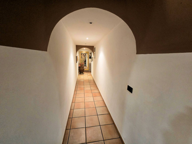 Villa di ampia superficie divisa in due appartamenti con annessi giardino e piscina in vendita a Pistoia