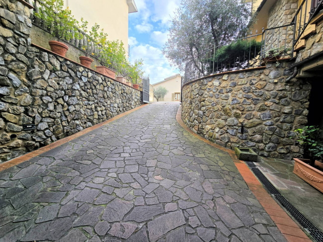 Villa di ampia superficie divisa in due appartamenti con annessi giardino e piscina in vendita a Pistoia