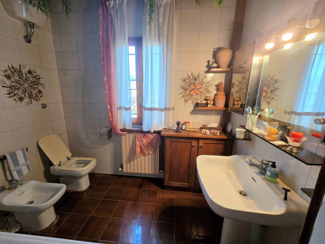 Villa di ampia superficie divisa in due appartamenti con annessi giardino e piscina in vendita a Pistoia