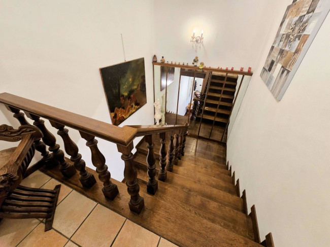 Villa di ampia superficie divisa in due appartamenti con annessi giardino e piscina in vendita a Pistoia