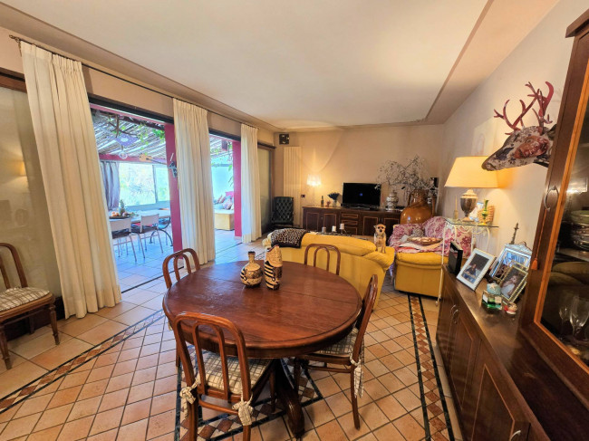 Villa di ampia superficie divisa in due appartamenti con annessi giardino e piscina in vendita a Pistoia