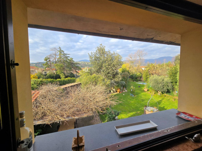 Villa di ampia superficie divisa in due appartamenti con annessi giardino e piscina in vendita a Pistoia