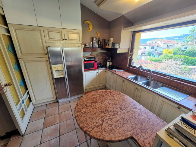 Villa di ampia superficie divisa in due appartamenti con annessi giardino e piscina in vendita a Pistoia
