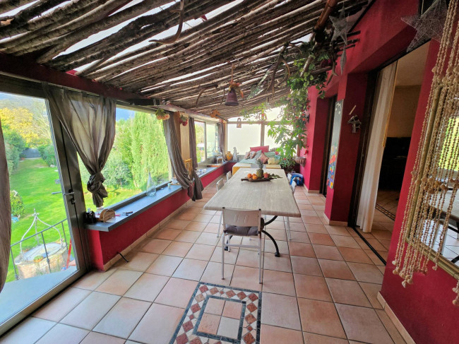 Villa di ampia superficie divisa in due appartamenti con annessi giardino e piscina in vendita a Pistoia
