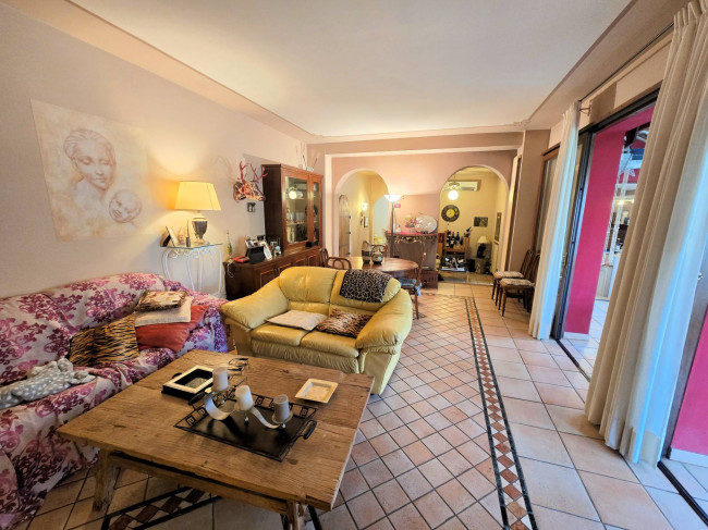 Villa di ampia superficie divisa in due appartamenti con annessi giardino e piscina in vendita a Pistoia