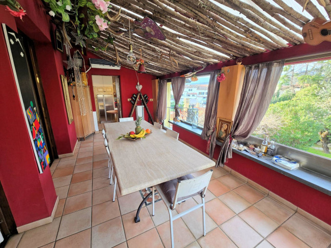 Villa di ampia superficie divisa in due appartamenti con annessi giardino e piscina in vendita a Pistoia