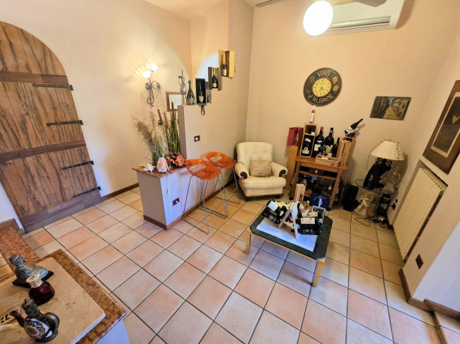 Villa di ampia superficie divisa in due appartamenti con annessi giardino e piscina in vendita a Pistoia