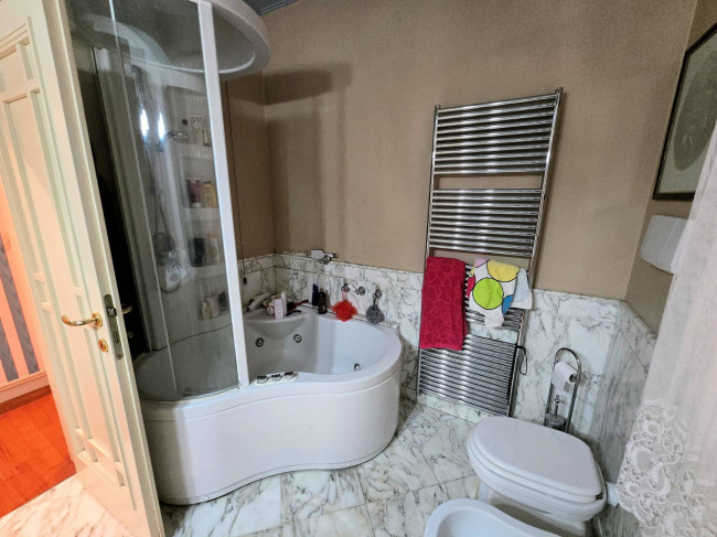 Villa di ampia superficie divisa in due appartamenti con annessi giardino e piscina in vendita a Pistoia