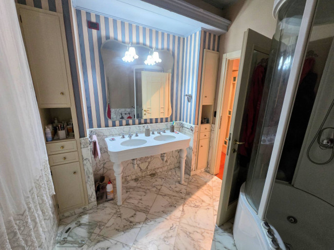 Villa di ampia superficie divisa in due appartamenti con annessi giardino e piscina in vendita a Pistoia