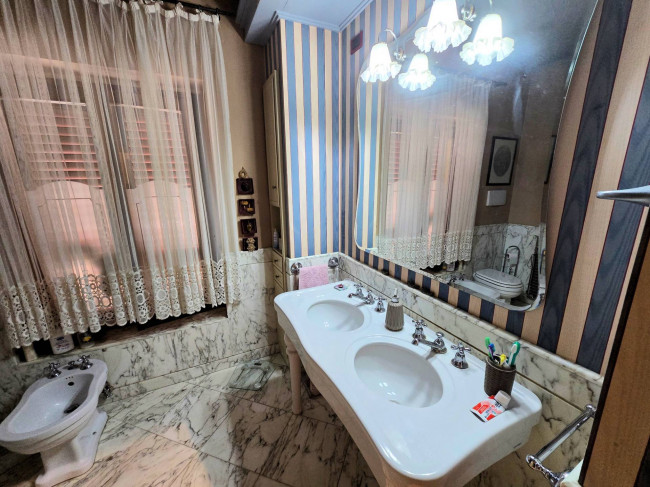 Villa di ampia superficie divisa in due appartamenti con annessi giardino e piscina in vendita a Pistoia