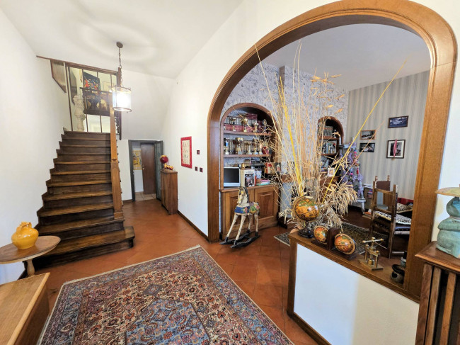 Villa di ampia superficie divisa in due appartamenti con annessi giardino e piscina in vendita a Pistoia