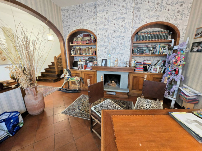 Villa di ampia superficie divisa in due appartamenti con annessi giardino e piscina in vendita a Pistoia