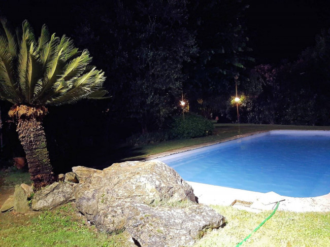 Villa di ampia superficie divisa in due appartamenti con annessi giardino e piscina in vendita a Pistoia