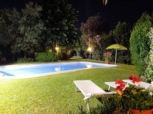 Villa di ampia superficie divisa in due appartamenti con annessi giardino e piscina in vendita a Pistoia