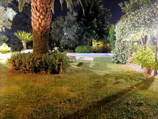 Villa di ampia superficie divisa in due appartamenti con annessi giardino e piscina in vendita a Pistoia