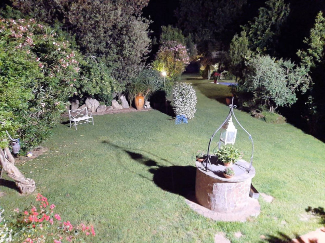 Villa di ampia superficie divisa in due appartamenti con annessi giardino e piscina in vendita a Pistoia