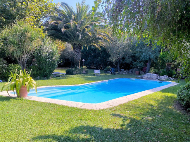 Villa di ampia superficie divisa in due appartamenti con annessi giardino e piscina in vendita a Pistoia