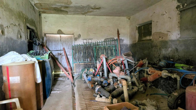 Rustico di ampia superficie da ristrutturare con terreno in vendita a Roccastrada