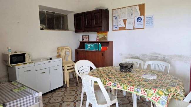 Rustico di ampia superficie da ristrutturare con terreno in vendita a Roccastrada