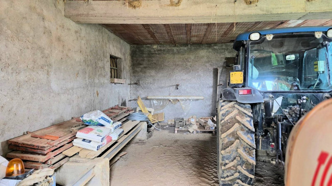 Rustico di ampia superficie da ristrutturare con terreno in vendita a Roccastrada