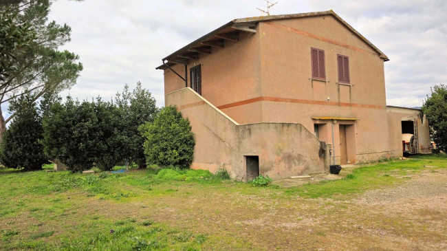 Rustico di ampia superficie da ristrutturare con terreno in vendita a Roccastrada