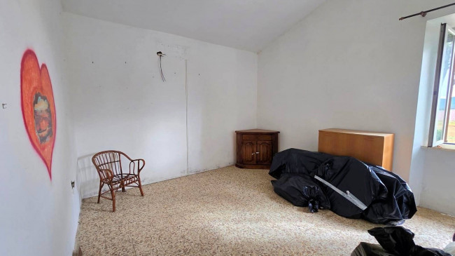 Rustico di ampia superficie da ristrutturare con terreno in vendita a Roccastrada