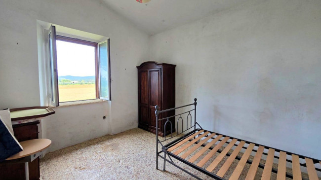Rustico di ampia superficie da ristrutturare con terreno in vendita a Roccastrada