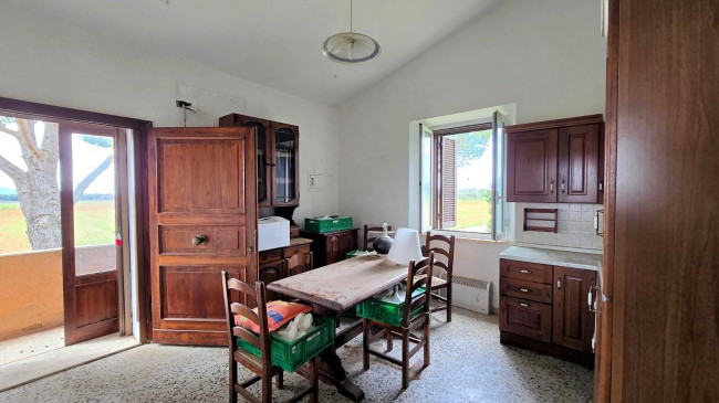 Rustico di ampia superficie da ristrutturare con terreno in vendita a Roccastrada