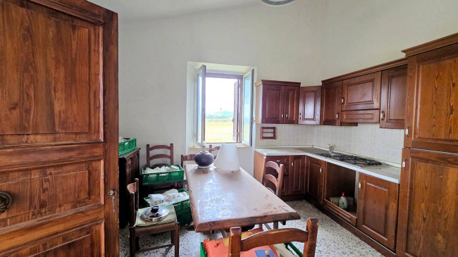 Rustico di ampia superficie da ristrutturare con terreno in vendita a Roccastrada
