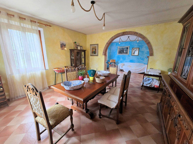 Casale con annessi ampio terreno e vista panoramica in vendita a Fucecchio