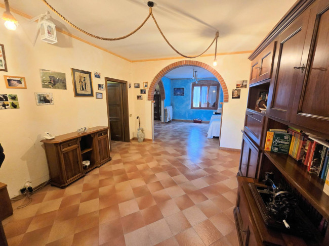 Casale con annessi ampio terreno e vista panoramica in vendita a Fucecchio