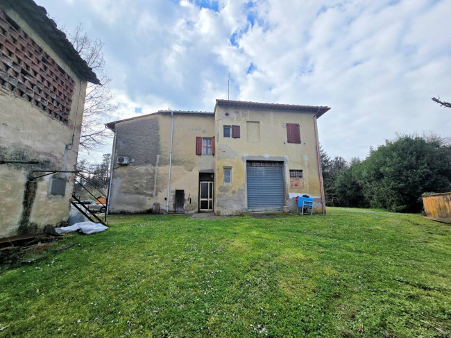 Casale con annessi ampio terreno e vista panoramica in vendita a Fucecchio