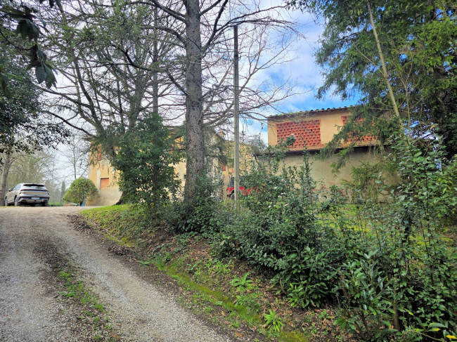 Casale con annessi ampio terreno e vista panoramica in vendita a Fucecchio