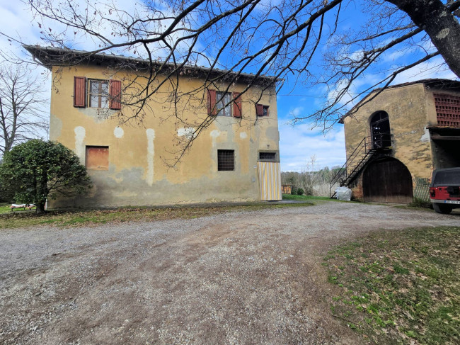 Casale con annessi ampio terreno e vista panoramica in vendita a Fucecchio
