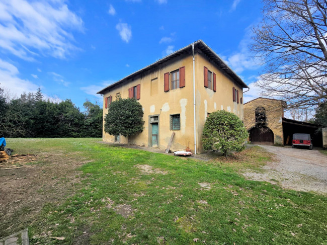 Casale con annessi ampio terreno e vista panoramica in vendita a Fucecchio