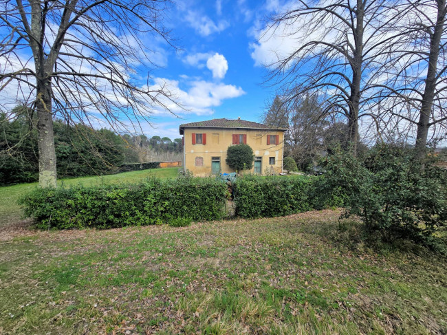 Casale con annessi ampio terreno e vista panoramica in vendita a Fucecchio