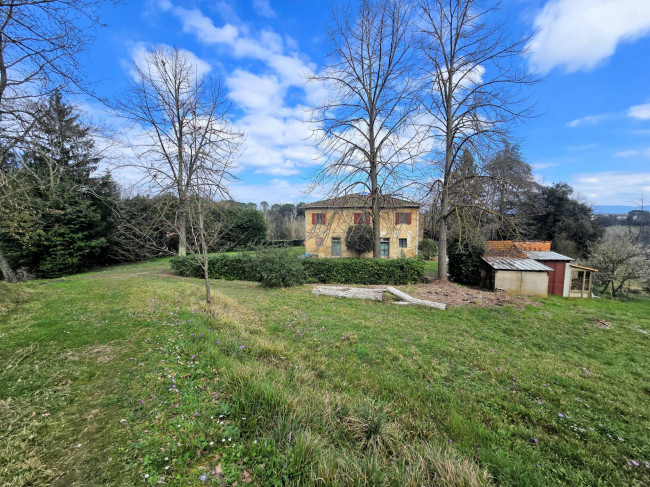 Casale con annessi ampio terreno e vista panoramica in vendita a Fucecchio