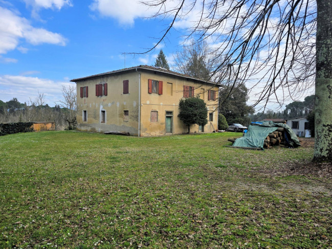 Casale con annessi ampio terreno e vista panoramica in vendita a Fucecchio