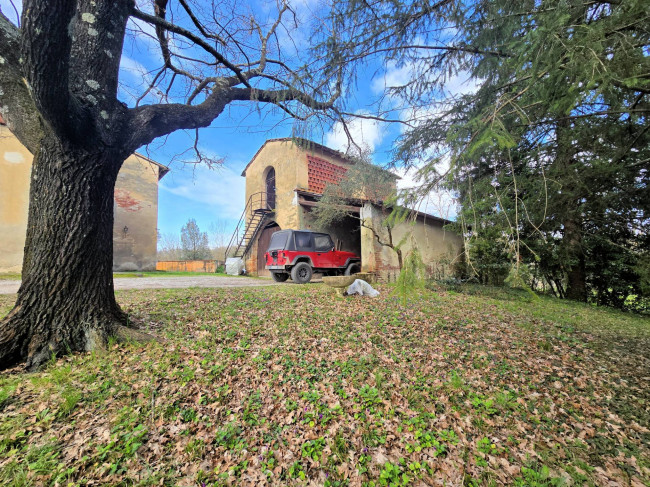 Casale con annessi ampio terreno e vista panoramica in vendita a Fucecchio