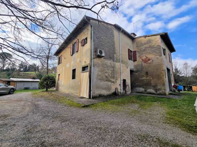 Casale con annessi ampio terreno e vista panoramica in vendita a Fucecchio