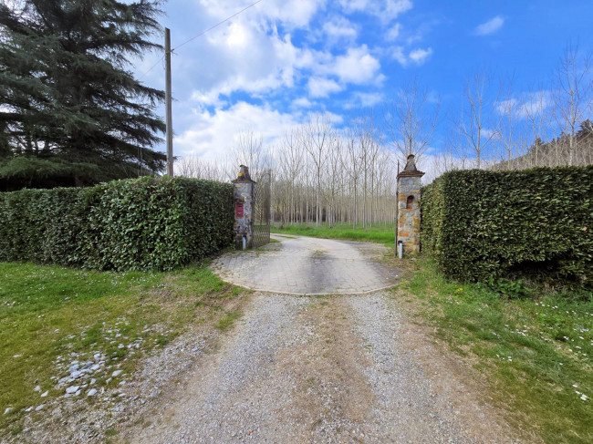 Casale con annessi ampio terreno e vista panoramica in vendita a Fucecchio