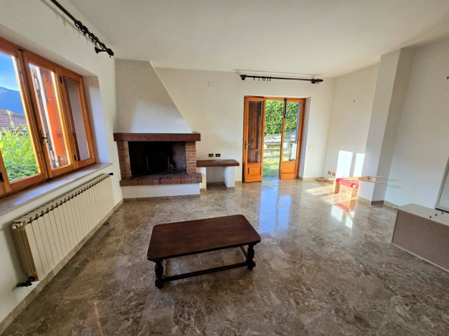 Porzione di bifamiliare posta al piano terra con giardino privato in vendita a Abetone Cutigliano