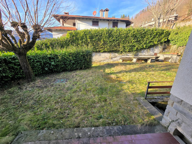 Porzione di bifamiliare posta al piano terra con giardino privato in vendita a Abetone Cutigliano